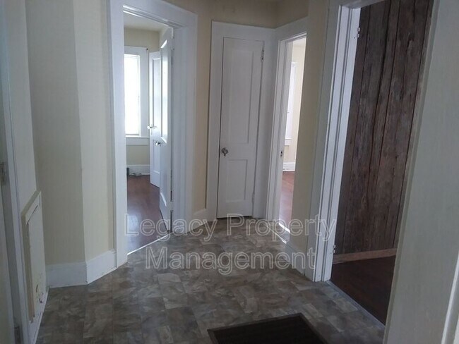 Foto del edificio - 210 W Summerbell Ave