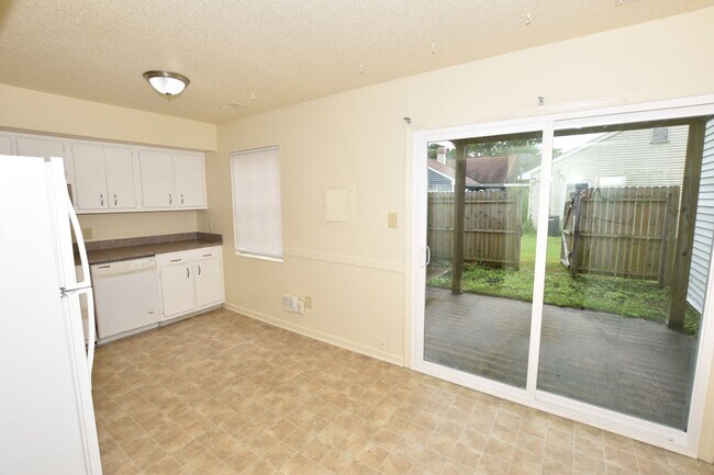 Building Photo - 2 Bedroom Virginia Beach Townhome