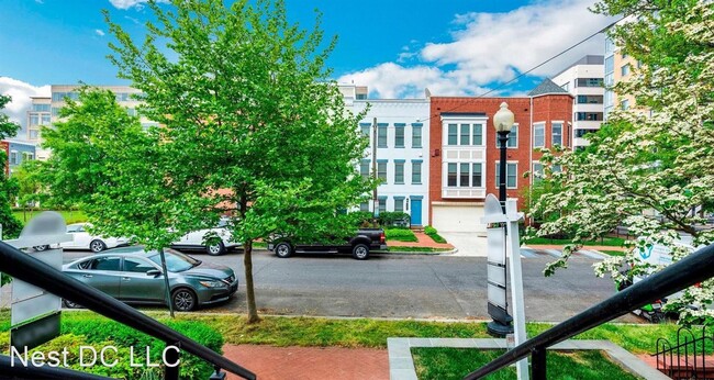 Building Photo - 4 br, 2.5 bath House - 304 L St SE