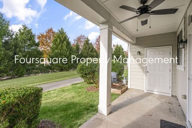 Foto del edificio - Charming Townhome with Open Layout, Back Patio & One-Car Garage – Near RTP, RDU & Everyday Conven...