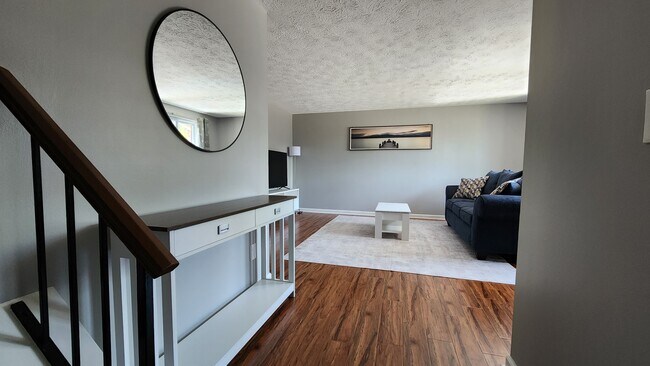 Foto del edificio - 4313 Hemlock Cir