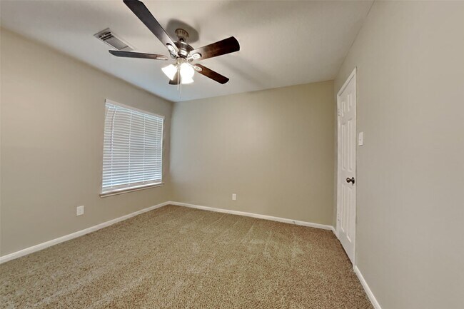 Foto del edificio - 8815 Lawncliff Ln