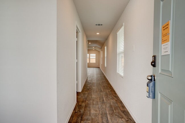 Foto del edificio - "Charming 3-Bedroom Oasis on Roanwood Drive with 2 Full Baths – Your Spacious Retreat Awaits in S...