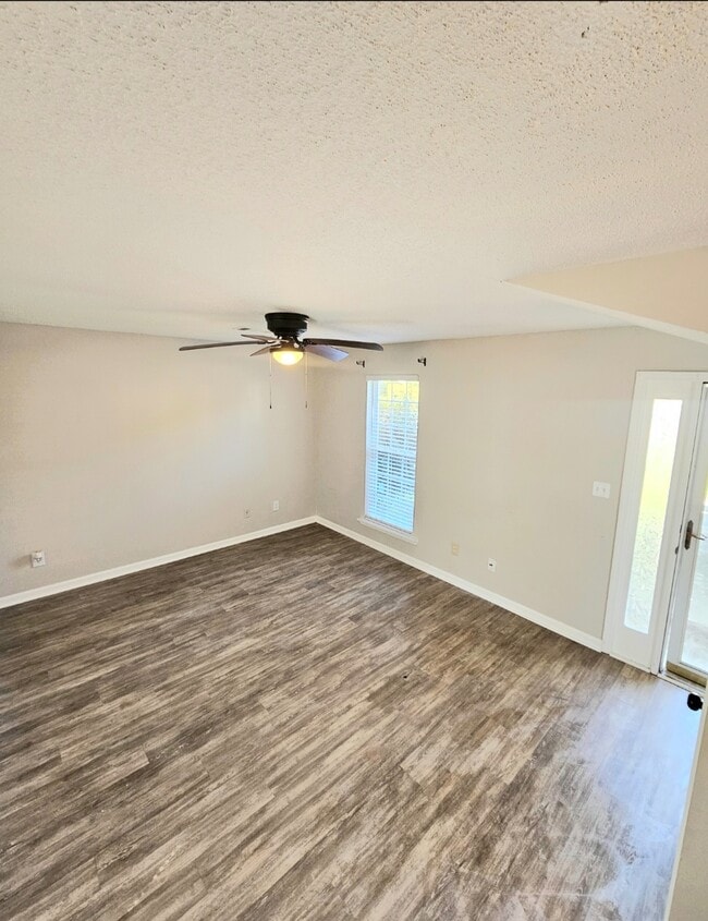 Living room - 112 W Oak Manor Ct