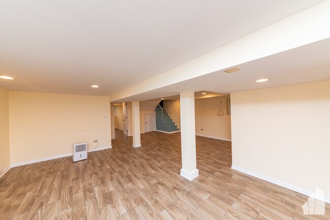 Building Photo - 5849 N Maplewood Ave