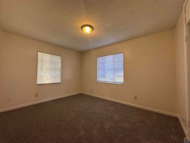 Foto del edificio - Charming 3/1 House in Topeka For Rent