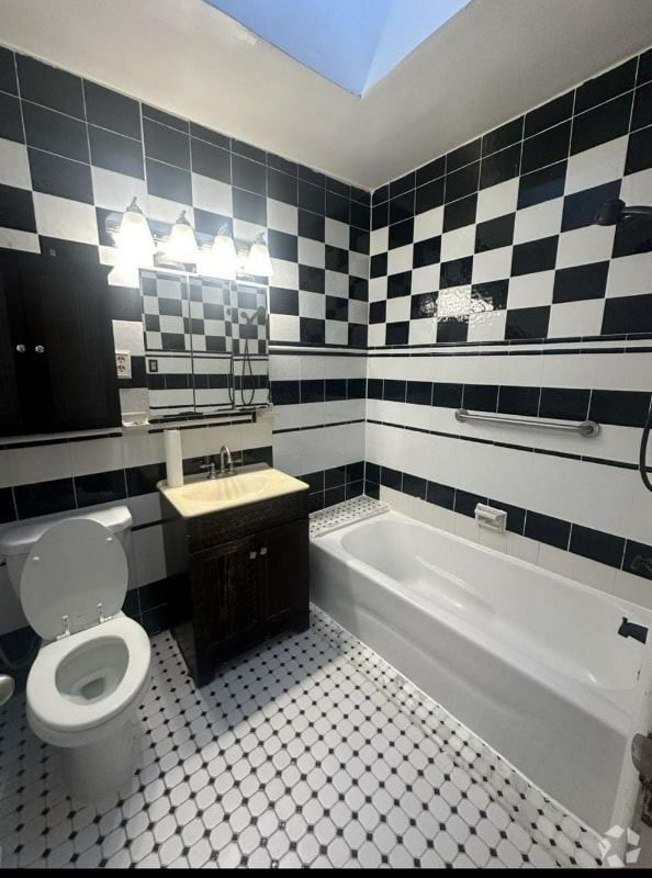 Building Photo - 301 Loureiro Ln