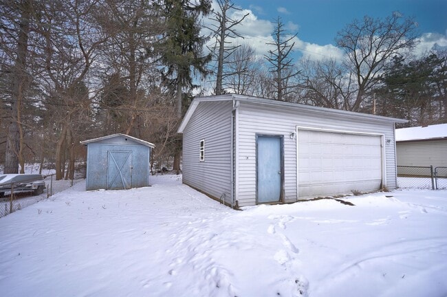 Building Photo - 3001 Hampstead Dr