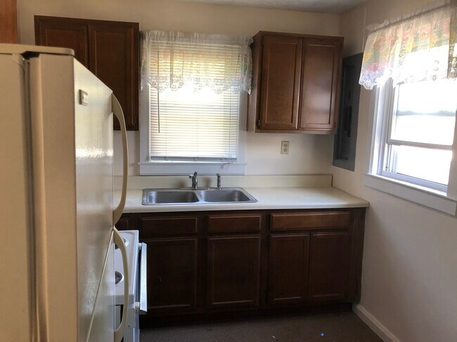 Kitchen - 137 Kanawha Ave