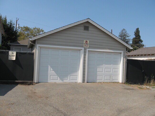 Detached Garage - 2219 Flores St