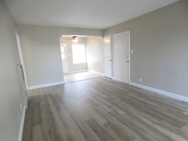 Building Photo - 1100 E San Antonio Dr
