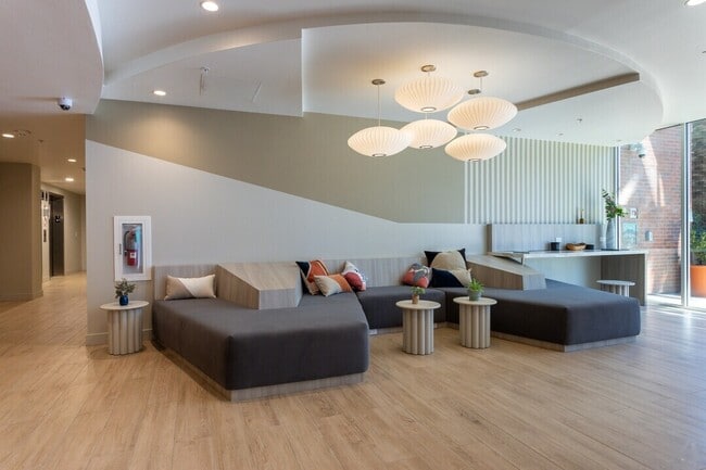 Building Photo - Sawyer