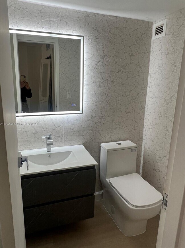 Foto del edificio - 16909 N Bay Rd