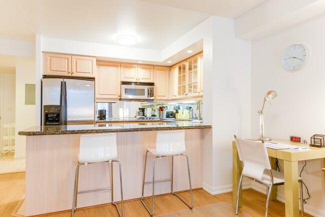 Building Photo - 250 University Ave