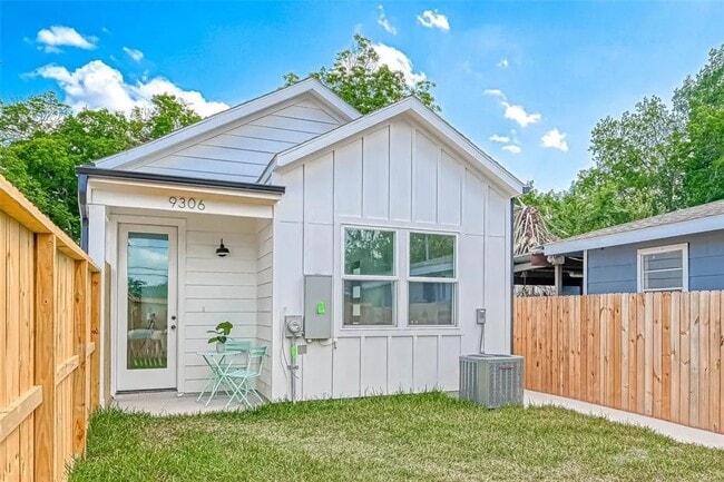 Building Photo - 9306 Arledge St