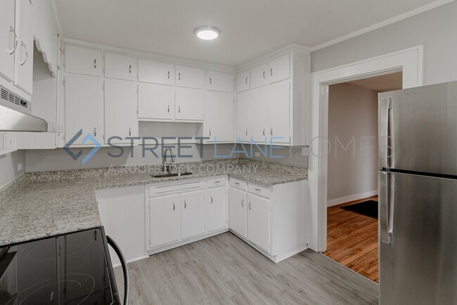 Building Photo - SIGN LEASE BY 2/28 AND GET $250 OFF FIRST ...