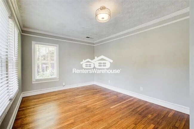 Building Photo - 875 White St SW
