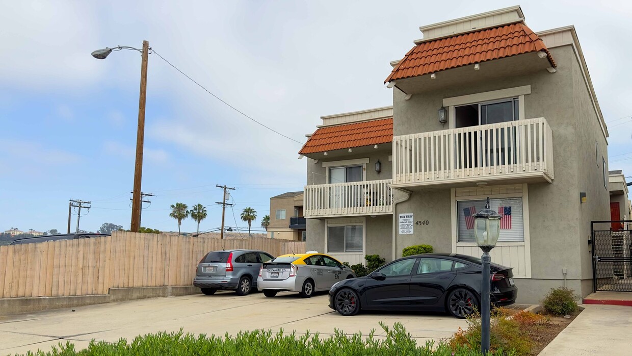 Primary Photo - 4540 Glacier Ave
