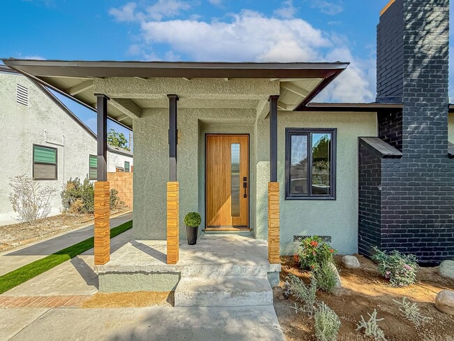 Foto del edificio - Upgraded 3+2 w/pool, gourmet kitchen + family room!