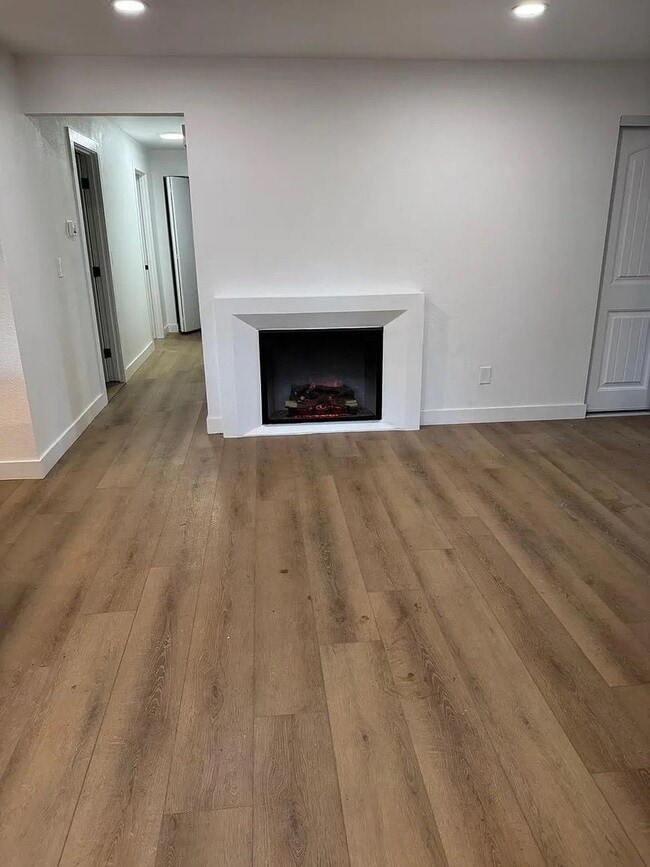 Building Photo - Newly Remodeled 3-Bedroom Bellevue Home with Modern Updates