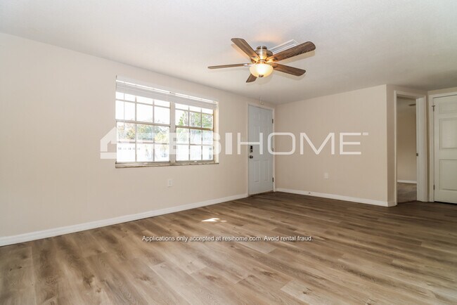 Building Photo - 9016 Greenbriar Ln
