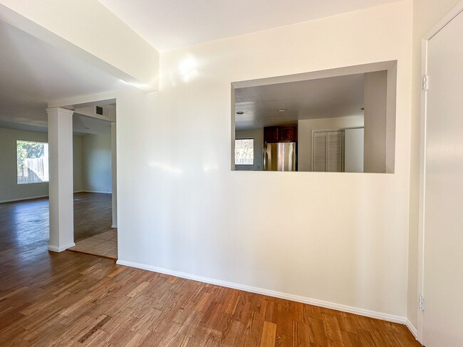 Building Photo - Bright & Spacious Bay Park Oasis with Mode...