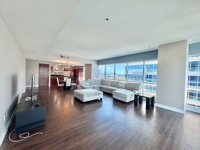 Building Photo - 4575 Dean Martin Dr