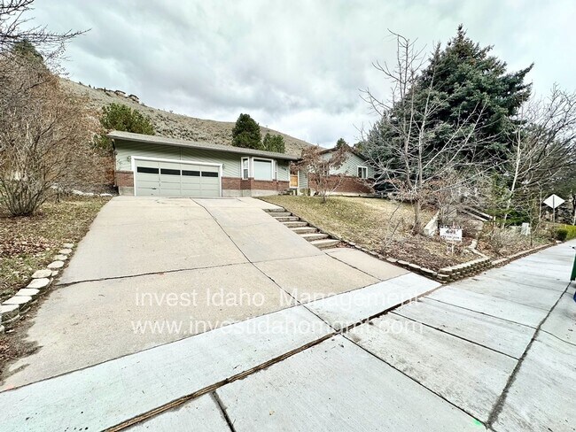 Foto del edificio - Enjoy the foothill views from your backyard!