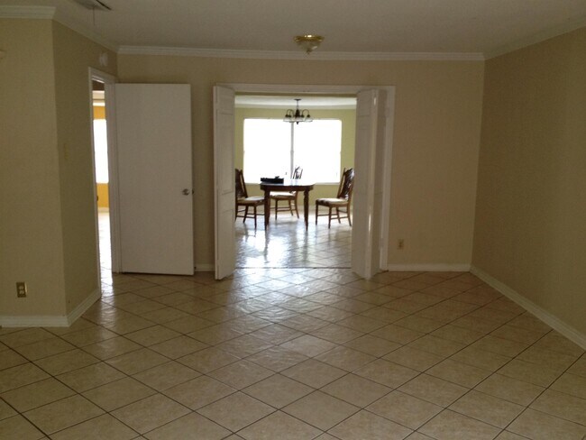 Building Photo - 1437 Santa Rosa Dr