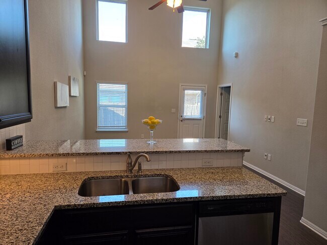 Foto del edificio - 2304 S Lakeline Blvd