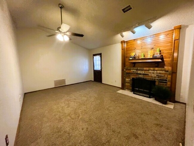 Foto del edificio - 2301 ne 10th, Moore, 3 bed, 2bath, 2 car g...