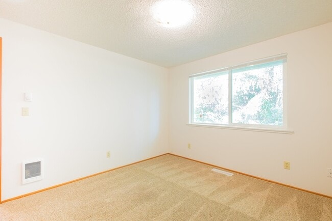 Building Photo - Single Level Duplex close to Linfield!