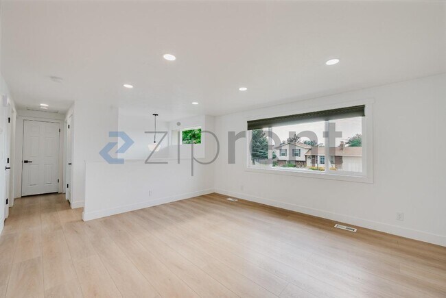 Building Photo - Unit