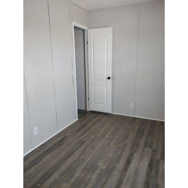 Building Photo - 1520 Thomas Dr