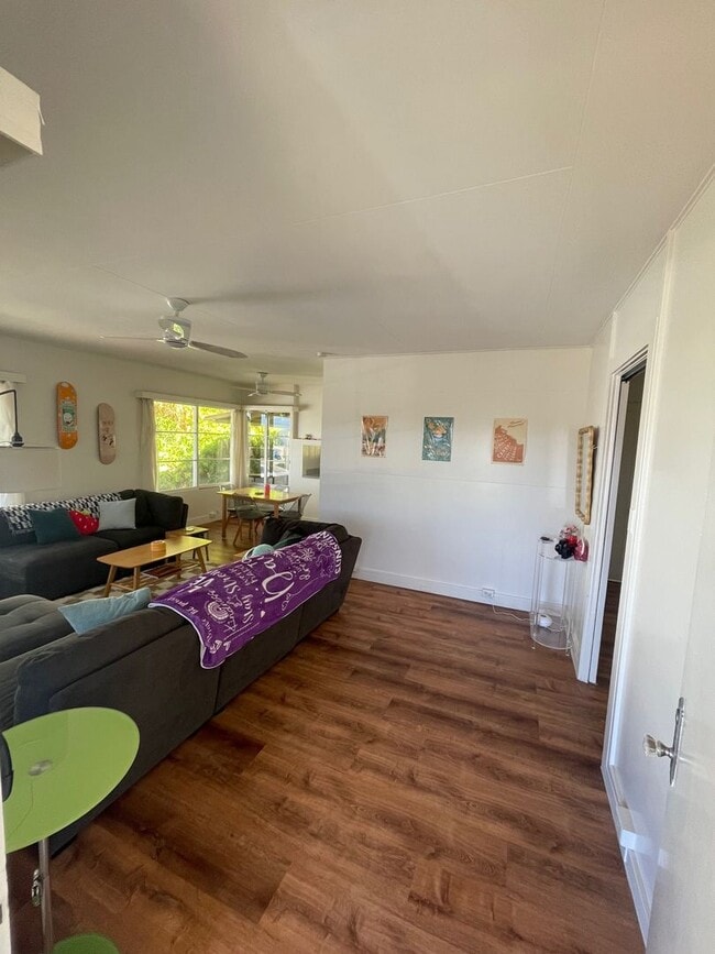 Building Photo - Spacious 2 bedrooms, 1 bath with parking