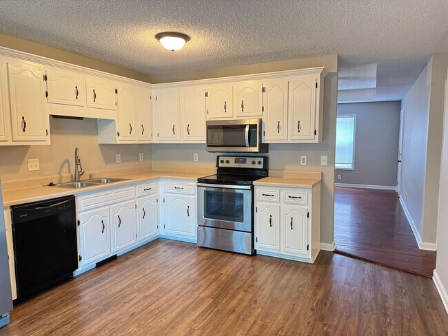 Building Photo - Awesome Ranch near Exit 1! 3bed/2bath with...
