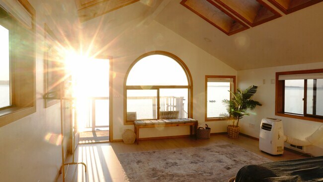 Foto del edificio - 19118 Soundview Dr NW