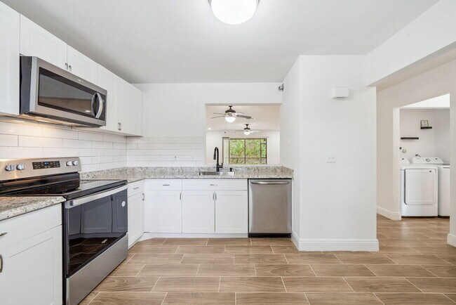 Building Photo - 1507 Lakeview Dr E