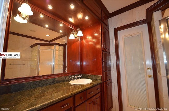 Foto del edificio - 8241 SW 198th St