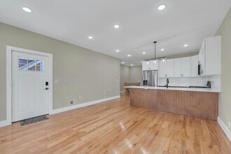 Building Photo - 275 Pearsall Ave