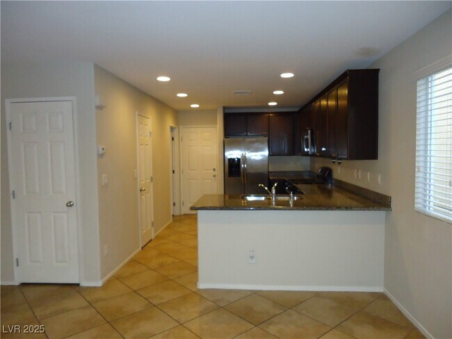 Foto del edificio - 8954 Fox Season Ave