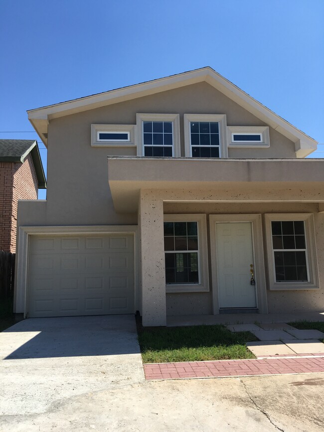 Front - close-up view - 2809 Melanie Dr