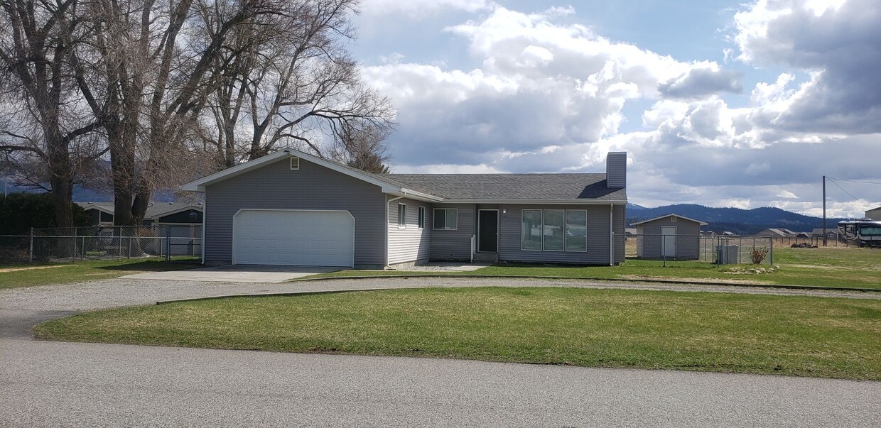 Foto principal - Beautiful Home with Large Yard, Privacy & ...