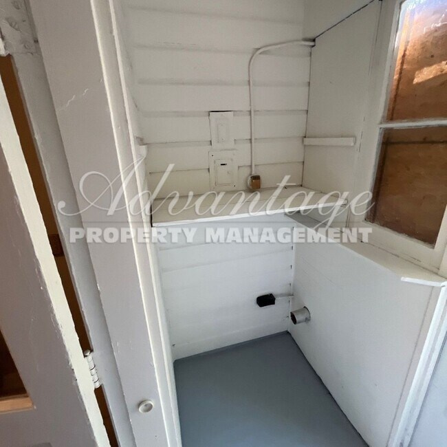 Foto del edificio - MOVE IN READY - Cute 2 Bedroom in East Mem...