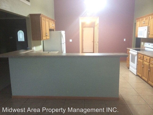 Building Photo - 14420 Howard Ln