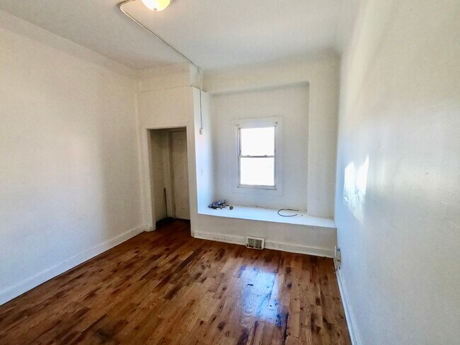 Building Photo - 776 Hallett St