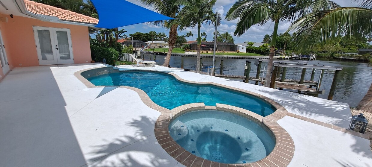 Primary Photo - Experience the Ultimate Waterfront Getaway!