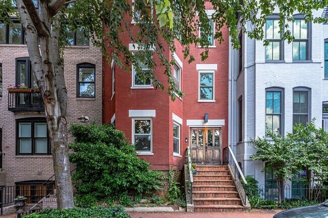 Building Photo - Stunning Sun-Drenched Penthouse in Perfect...