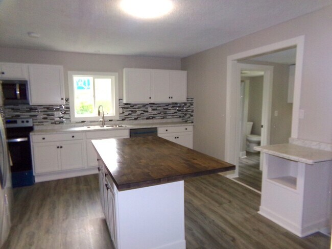 Building Photo - Updated 3 bedroom 3 bath Riverside home