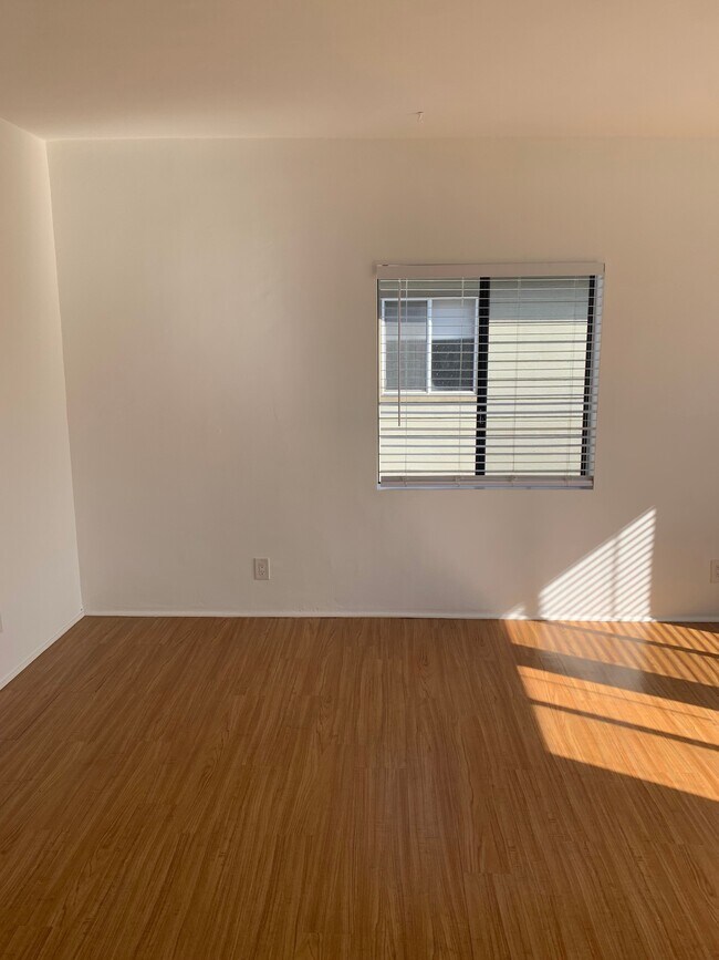 Foto del edificio - 1915 Warfield Ave